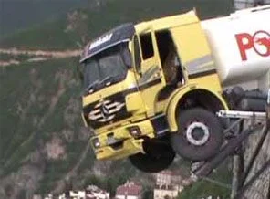Mazot dolu tanker asılı kaldı!