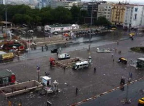 Meydan 3 günde temizlendi, 400 kamyon çöp çıktı