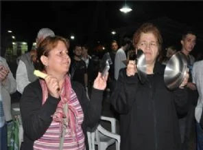 Müdahaleye tencereli tavalı protesto