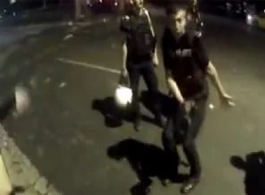 O polis 'çekmeyin' demeden önce kaskları kırıyormuş!