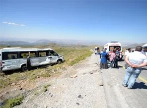 Öğrencileri taşıyan minibüs devrildi