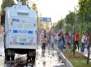 Para karşılığında polise taşlı saldırı