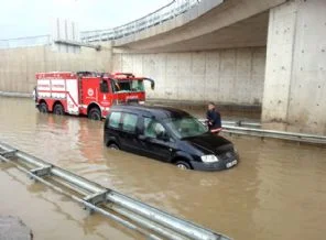 Pendik'te de araçlar suya saplandı