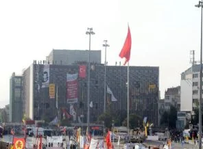 Polis AKM çatısına çıktı!