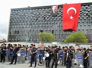 Polis, AKM'ye dev Türk bayrağı astı