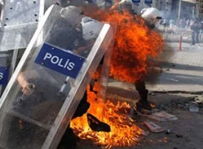Polis alevler içinde kaldı!