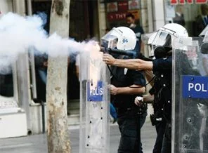 Polis gaz attığı esnada ne hissediyor?