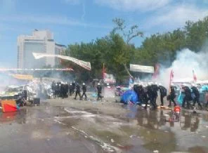 Polis, Gezi Parkı'na da müdahale ediyor