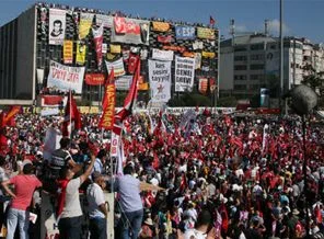 Polis Gezi Parkı'na girdi ve çekildi