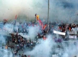 Polis Gezi Parkı''na girişindeki çadırlara girdi