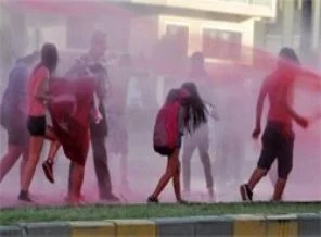 Polis ikna edemedi yine biber gazı kullandı