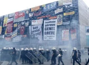 Polis işte bu pankartları temizledi