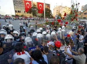Polis: Kamu alanını işgal ediyorsunuz...
