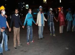 Polise taş atılmasın diye insan zinciri kurdular
