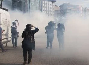 Polisin müdahalesi gazetecileri de hedef alıyor