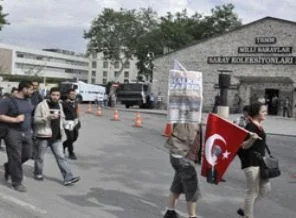 Polisle göstericiler arasında çatışma çıktı