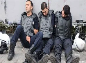 Polisler artık kaldırım yerine çadırda yatacak