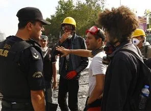 Polisten anons: Gezi Parkı dostları lütfen eyleminize devam edin!