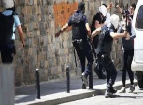 Polisten kadın gazetecilere tekme ve copla müdahale!