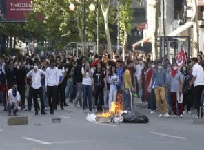 Protestocular birbirine girdi