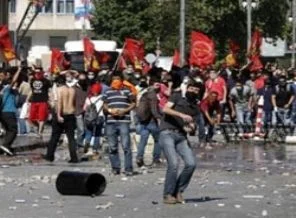 Protestoculardan başörtülü gazeteciye hakaret