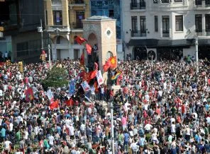 Protestoya Cami kapılarını açtı