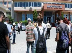 Rektörlük önünde 'duran adam' eylemi