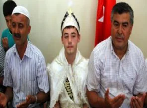 Romen genç böyle Müslüman oldu