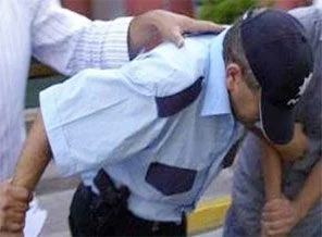 Sahte polis, gerçek polisin yanına oturunca yakalandı