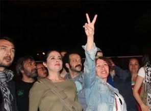 Sanatçılar Gezi Parkı sansürü yapan medyayı kınadı