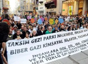 Sanatçılar Taksim'e yürüdü