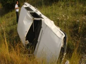 Şarampole yuvarlanan otomobilden sağ çıktılar