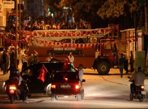 Sen misin eylemcilere destek vermek için korna çalan!