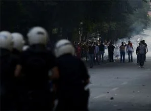 Soru: Polislerin kasklarında niye numara yok?