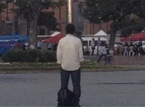 Taksim'de bir duran adam: Bu bir çığlık