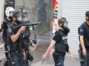 Taksim'de bir polis yaralandı