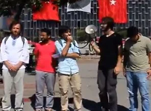 Taksim'de duran adama gusül ve taharet dersi