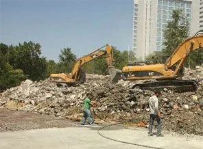 Taksim'de enkaz kaldırma çalışmaları sürüyor