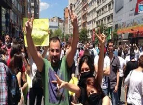 Taksim'de Esed yanlısı bir sanatçı