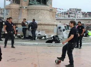 Taksim'de eylemciler polisle top oynadı