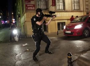 Taksim'de gün sonu: Yer yer gazlı ve mermili
