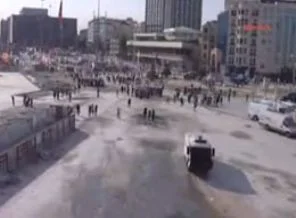 Taksim'de kamyonu ateşe verdiler