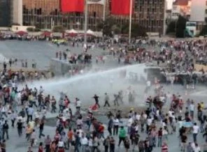Taksim'de polis meydana indi