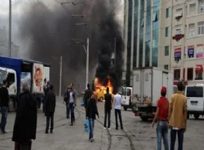 Taksim'de üç araç yakıldı