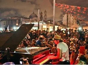 Taksim Meydanı'nda piyano resitali