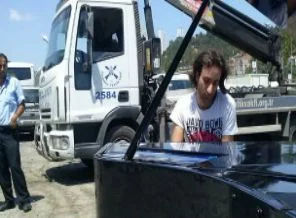 Taksim piyanisti piyanosuna Kasımpaşa otoparkında kavuştu