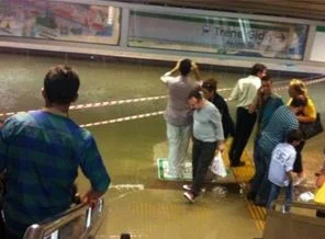 Taksim sular altında, metro durdu
