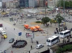 Taksim trafiğe açıldı, Metro hizmet veriyor