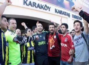 Taraftarlar kolkola Taksim'e yürüyor