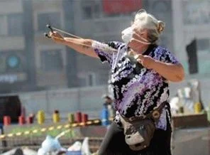 Taş atan eylemci teyze